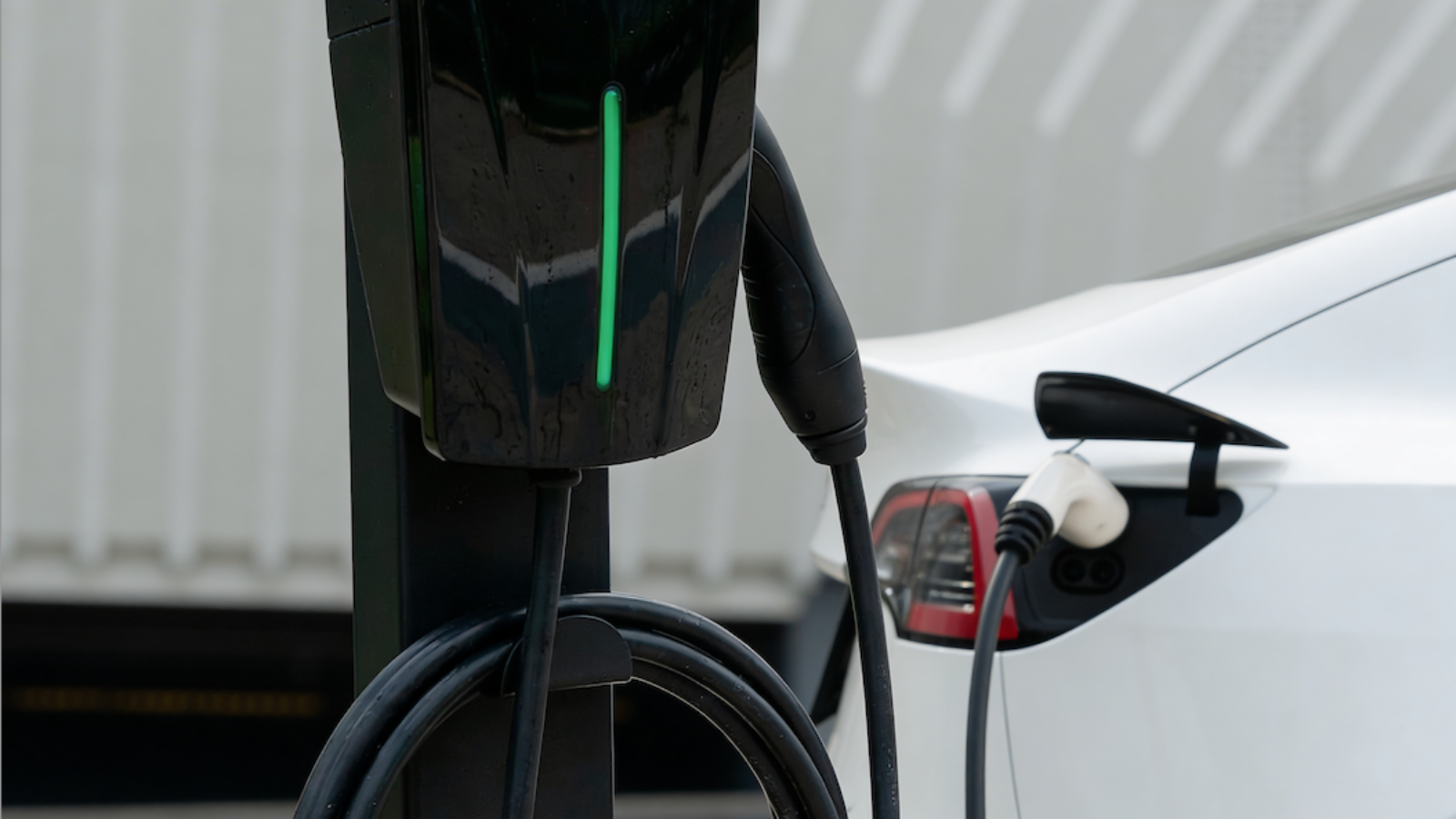 Carregador para carro elétrico: como funciona, quanto custa e como instalar em empresas e condomínios
